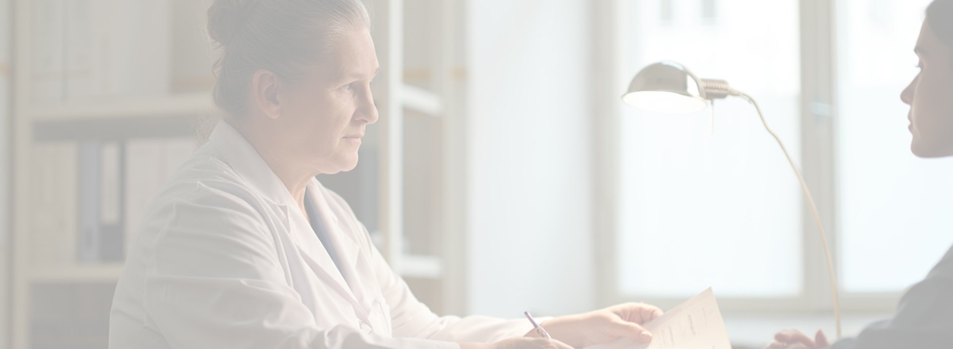 Женщина на консультации у нарколога