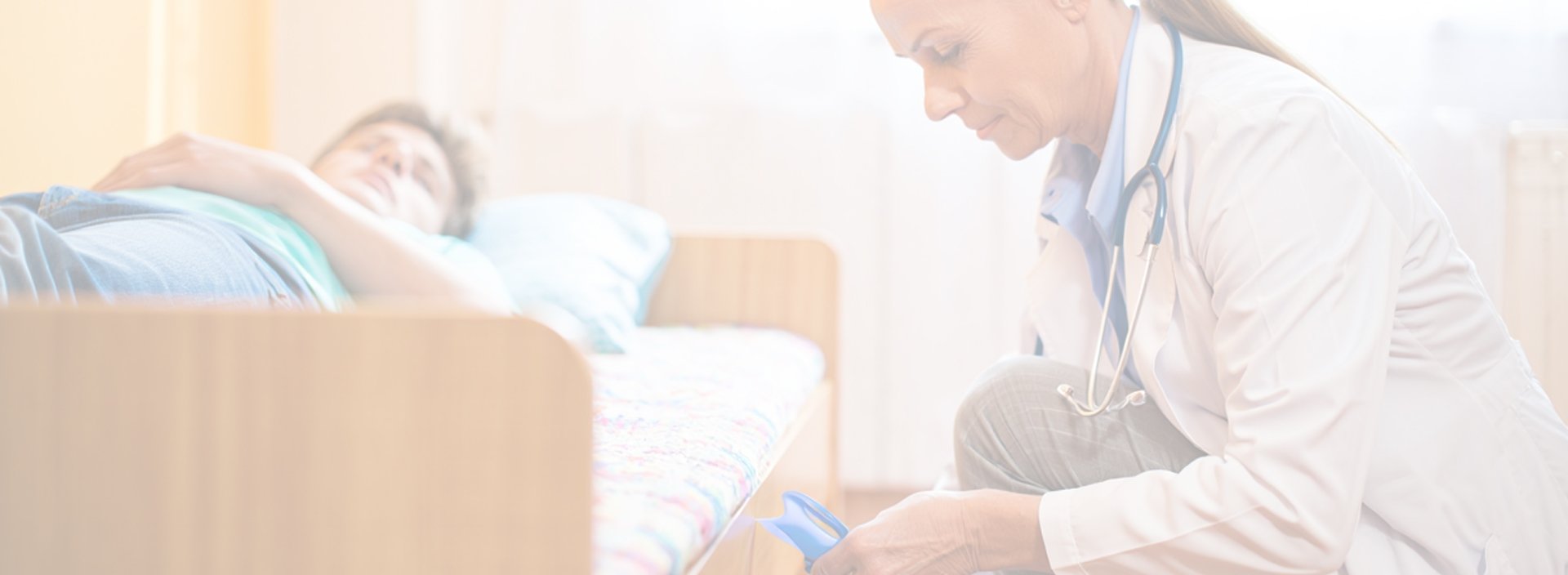 Врач оказывает помощь на дому